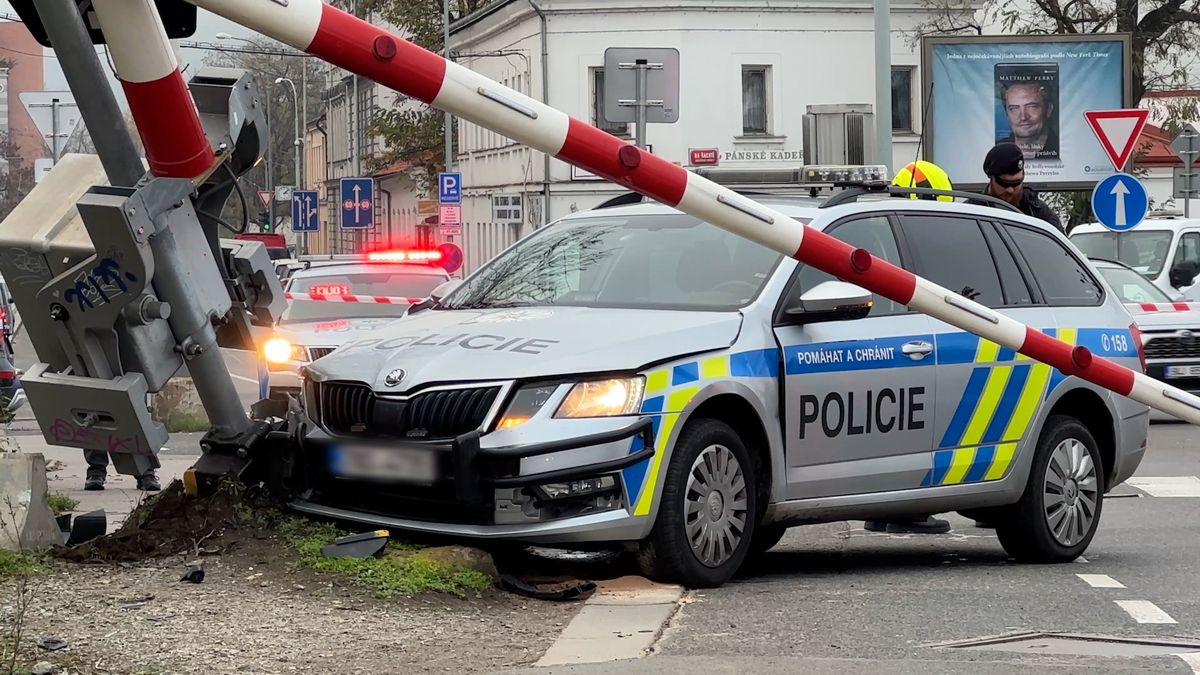 Policisté v Praze porazili závoru na přejezdu, vlak o ni zavadil